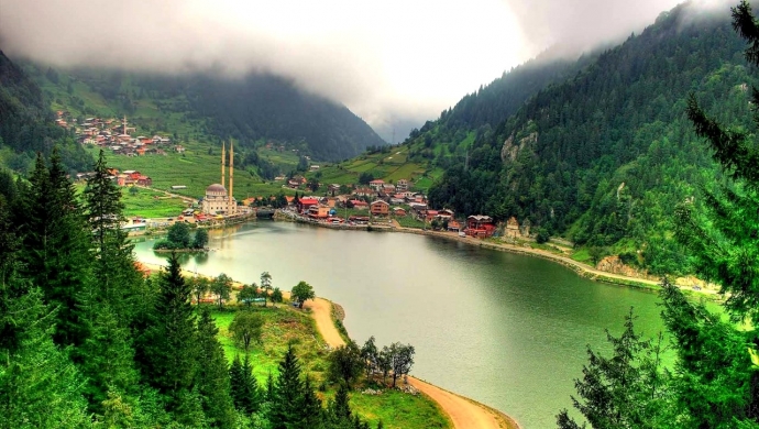 بحيرة "أوزونغول" التركية تستقطب 800 ألف سائح خلال 2017