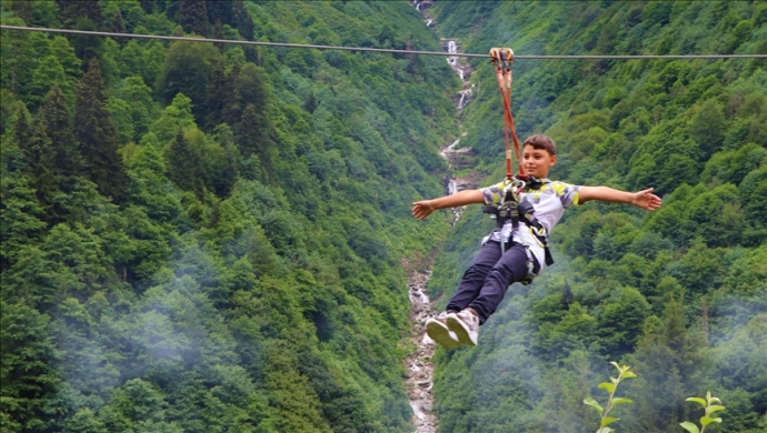 هضبة أيدر في ريزا.. قبلة عشاق الانزلاق على الحبل المعلق